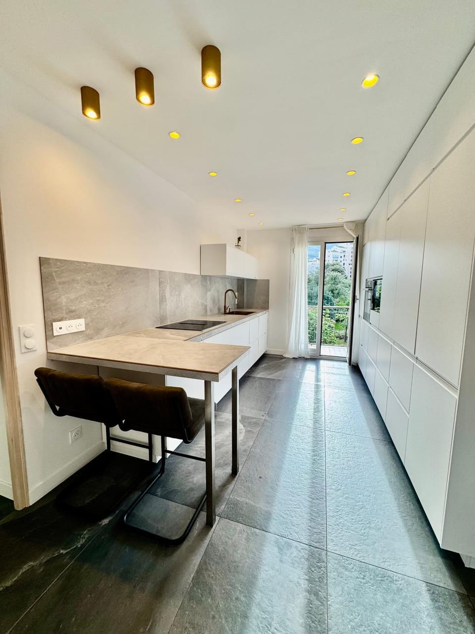 Kitchen or kitchenette, Dining area