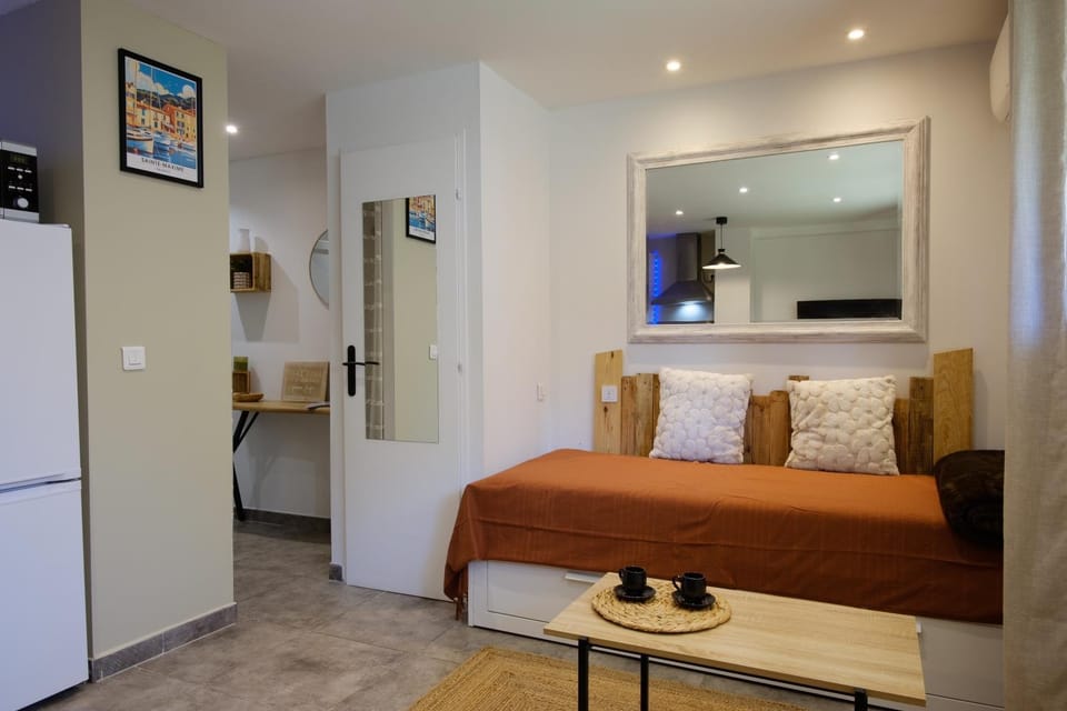 Bed, Living room