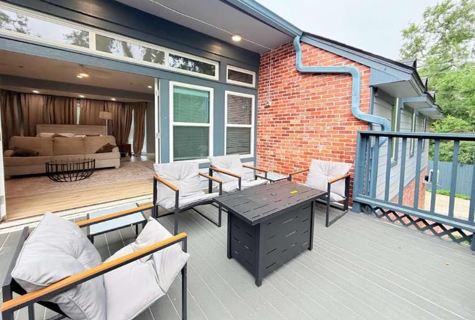 Relaxing Getaway with Private Hot Tub 7 Br 4 bath House in Port Arthur