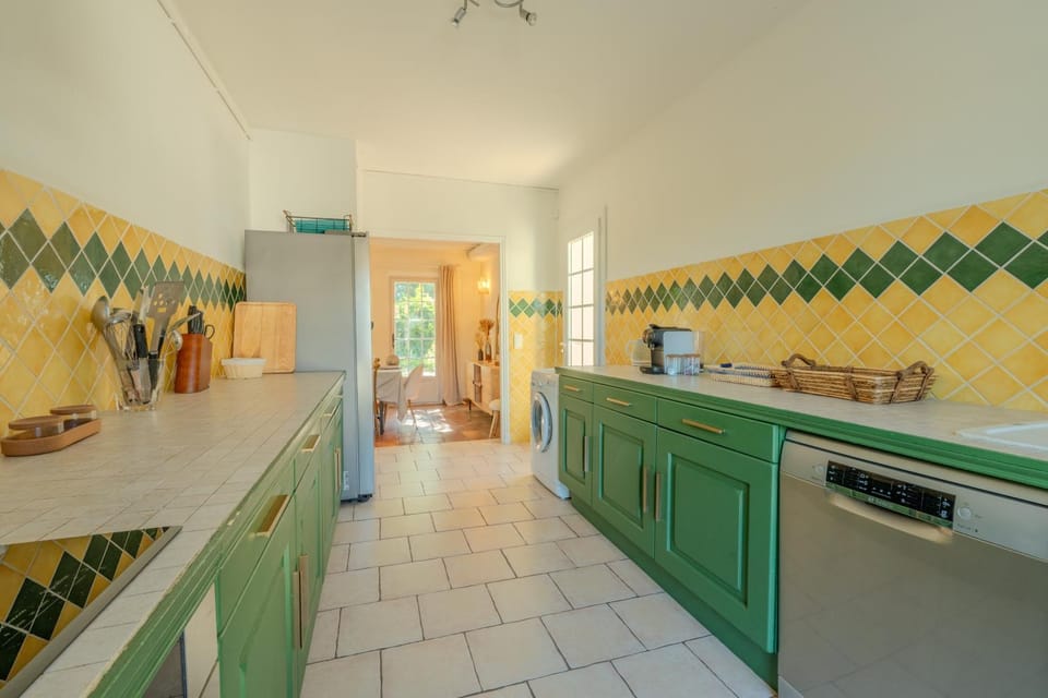 Kitchen or kitchenette, dishwasher, stove