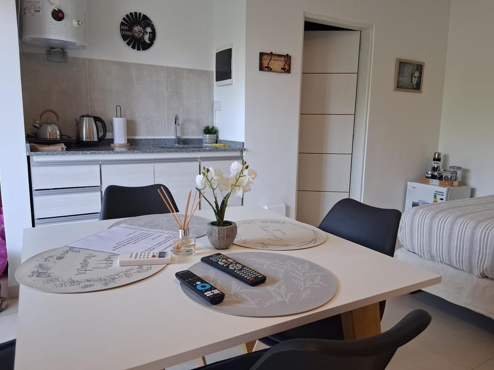 Coffee/tea facilities, Kitchen or kitchenette, Living room, Dining area