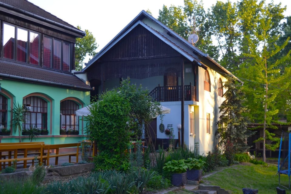 Property building, Restaurant/places to eat