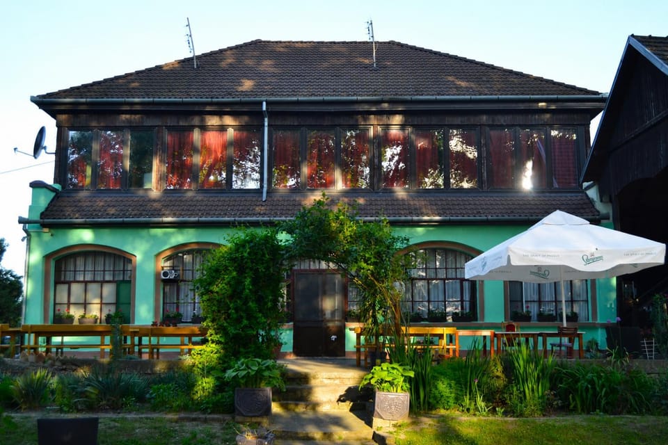 Property building, Restaurant/places to eat