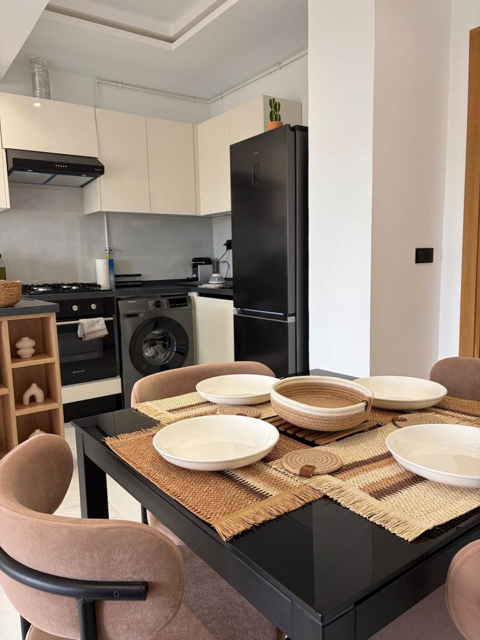 Coffee/tea facilities, Kitchen or kitchenette, Dining area, oven, stove, washing machine, air conditioner