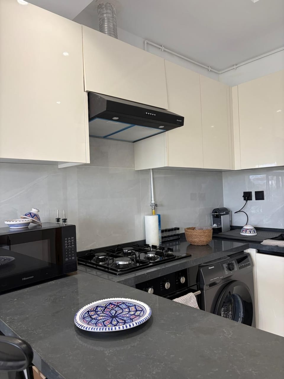 Coffee/tea facilities, Kitchen or kitchenette, Lounge or bar, Dining area, microwave, stove