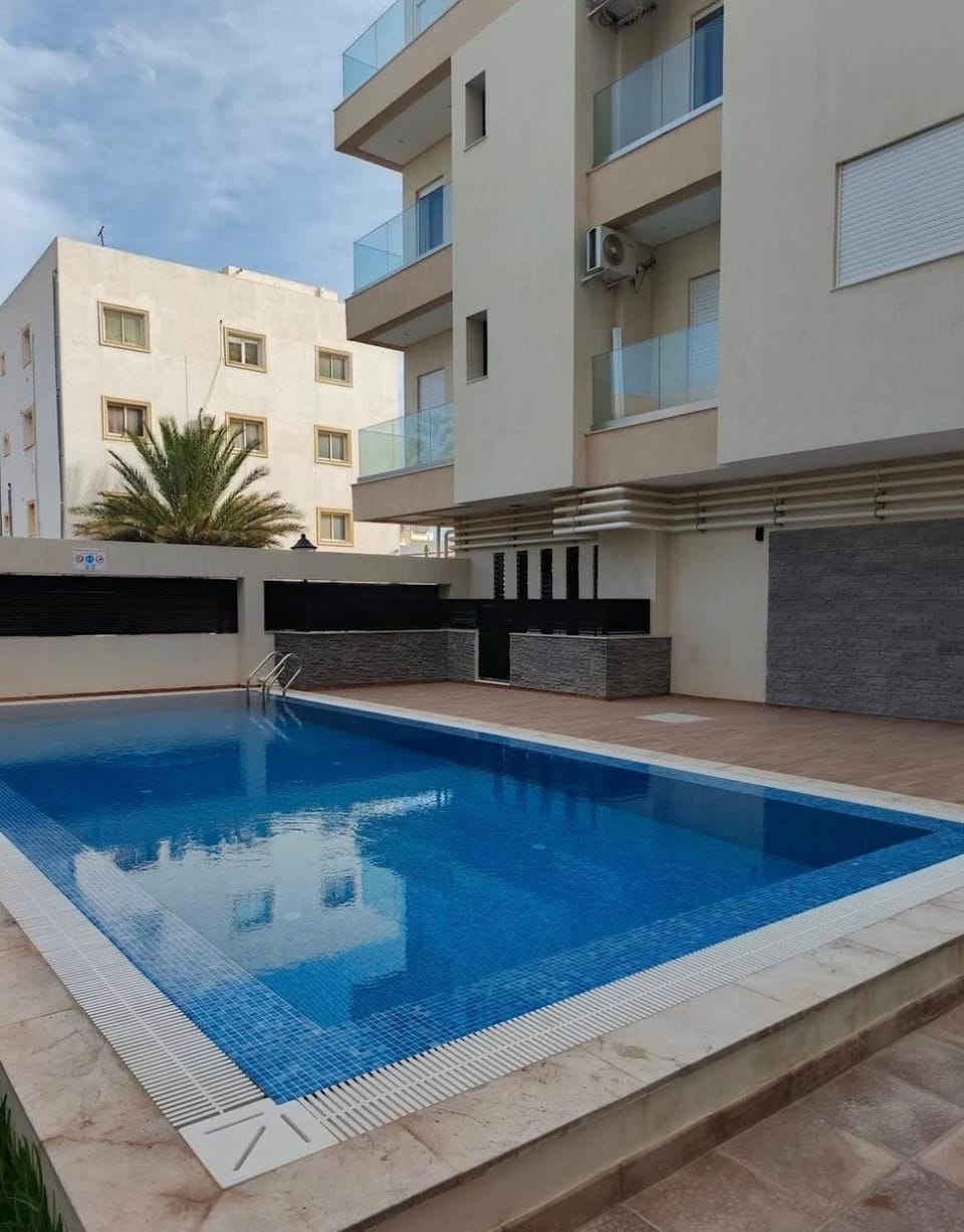 Property building, Day, Swimming pool