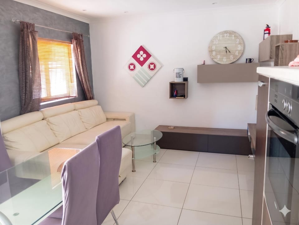 Modern room in prime area for beaches & nightlife! -Fast & easy self check in -Independent access -No Family sharing - Pembroke Gardens location Vacation rental in Saint Julians