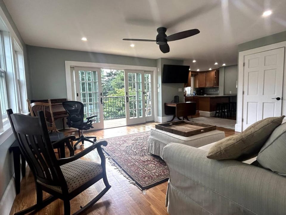 Steps to Derby Wharf and Gables. Apartment in Marblehead