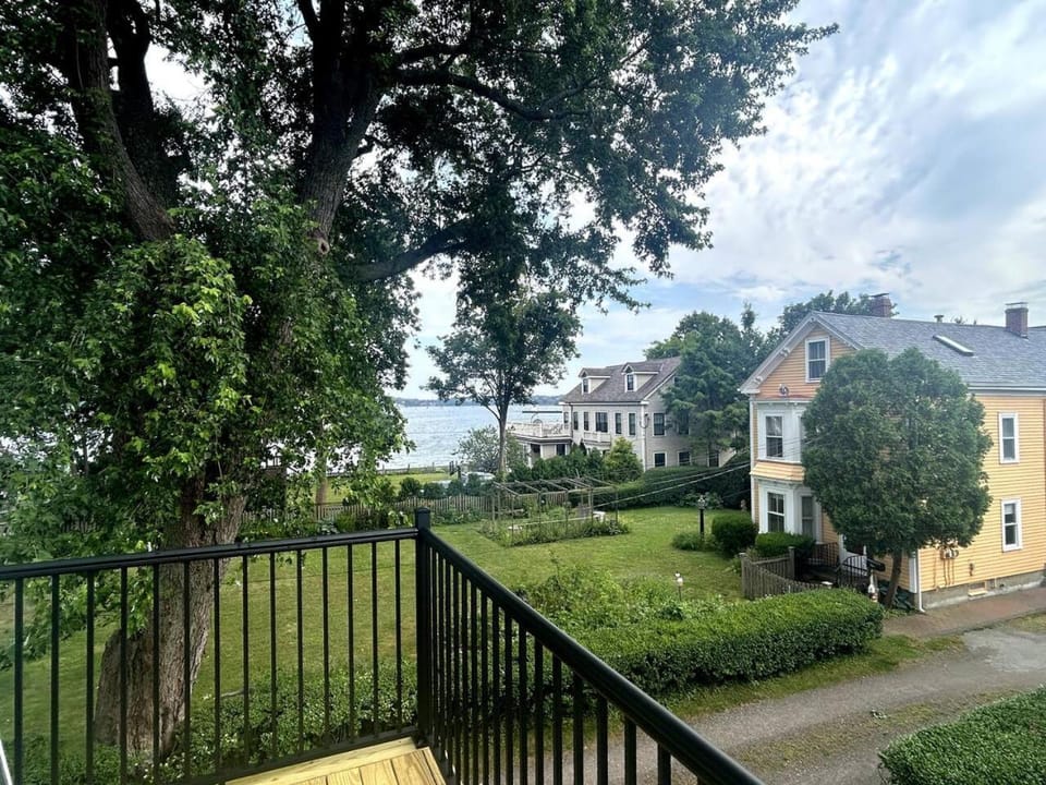 Steps to Derby Wharf and Gables. Apartment in Marblehead
