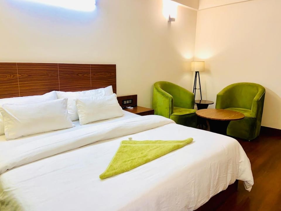 Luxury Studio couple stay Netflix WiFi Kitchen Apartment in Dehradun