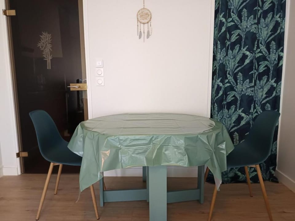 Seating area, Dining area, flat iron