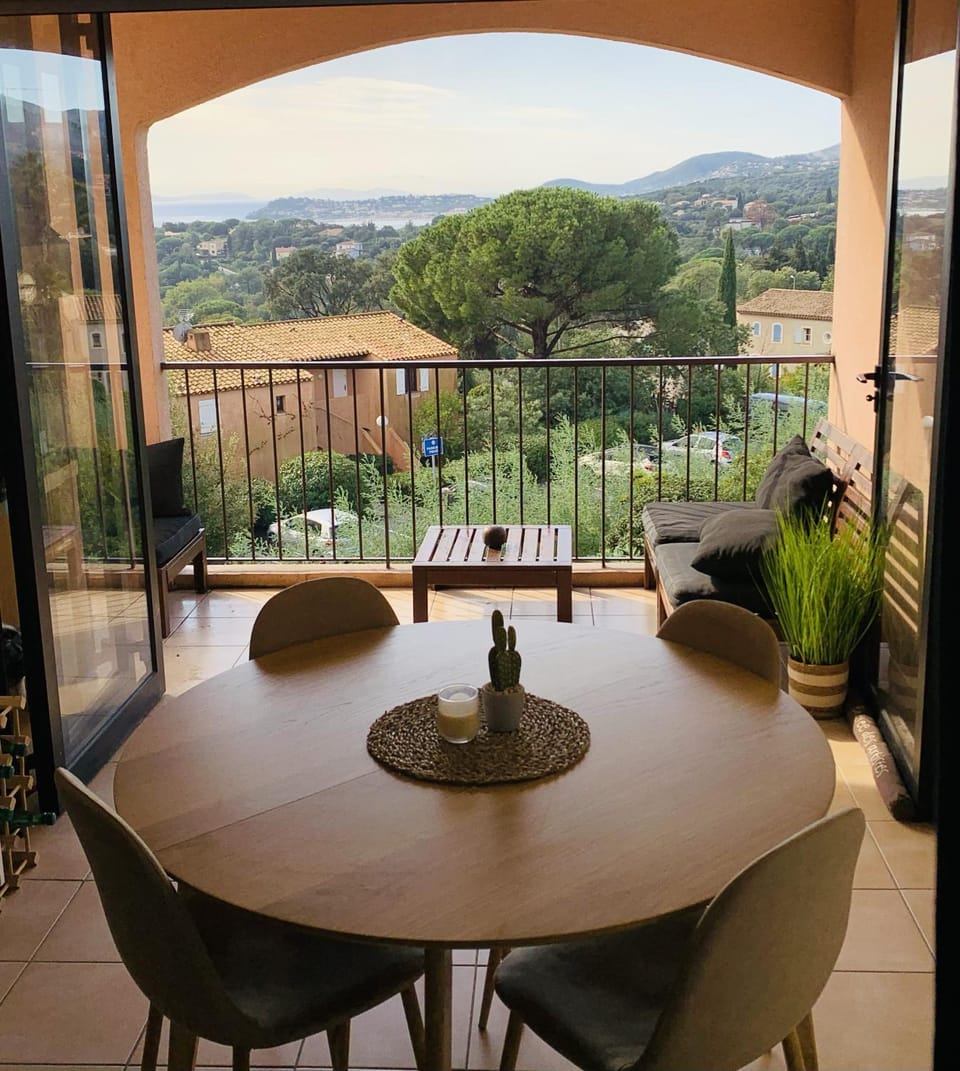 View (from property/room), Balcony/Terrace, Living room