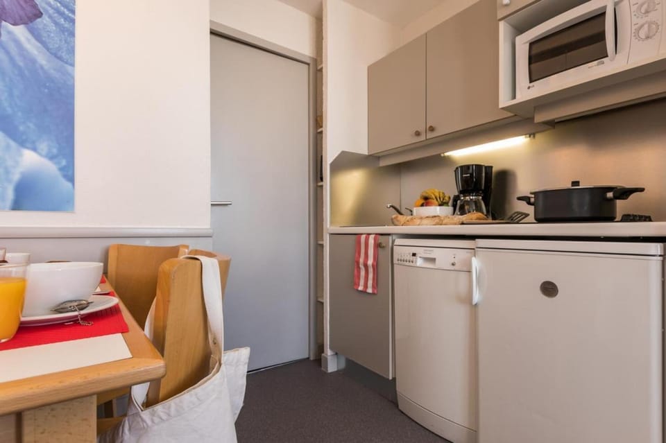 Kitchen or kitchenette, Living room, Seating area, Dining area, stove, toaster