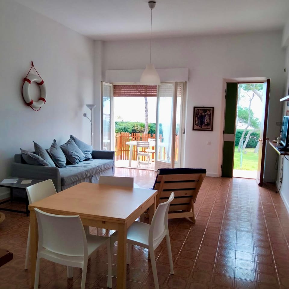 M335 - Marcelli, ampio bilocale fronte mare con balcone Apartment in Marcelli