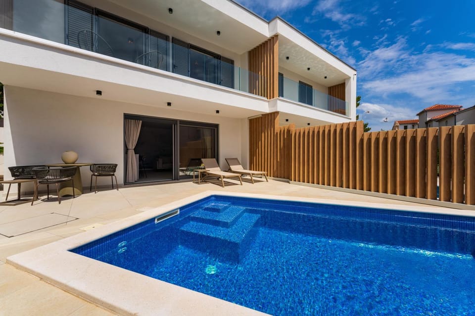 Property building, Patio, Day, Pool view, Swimming pool, sunbed