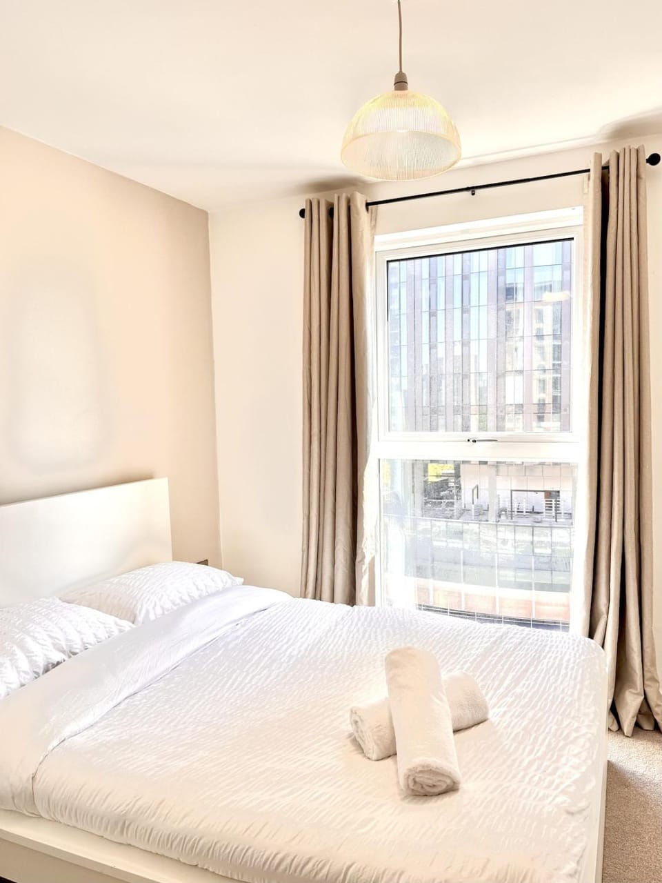 Modern Central Flat Riverside Views 2 Bedroom Apartment in Salford