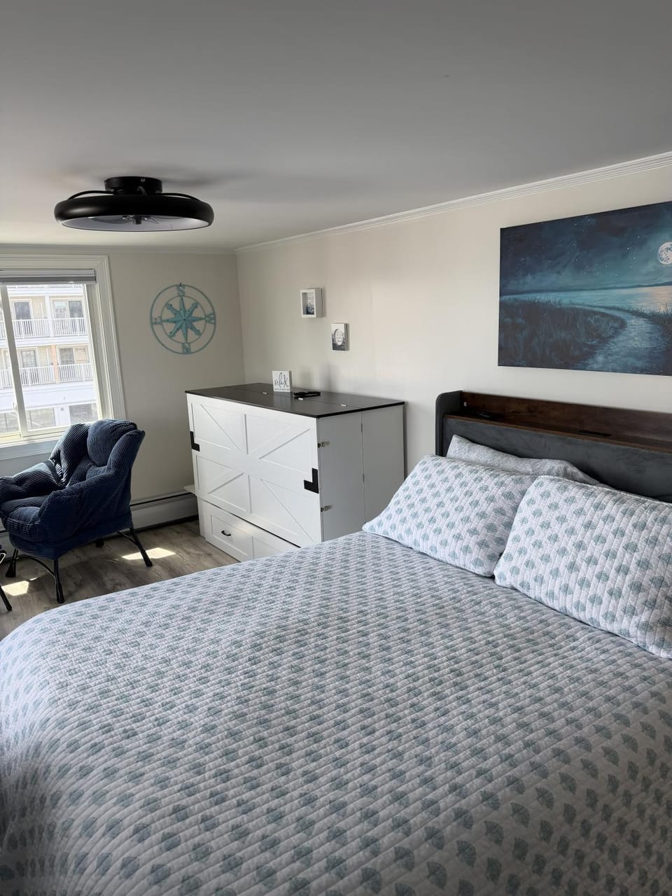 Bed, Seating area, Bedroom