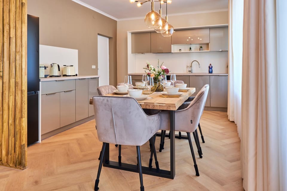 Kitchen or kitchenette, Dining area, minibar, stove