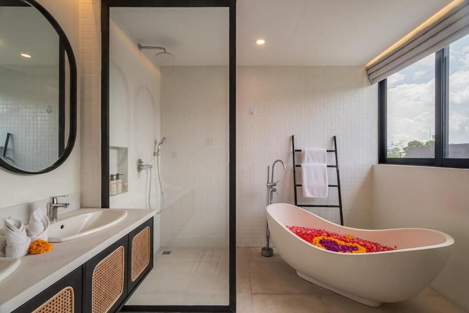 Luxury 4bd Pererenan Villa by Beach with Unique Pool Villa in North Kuta