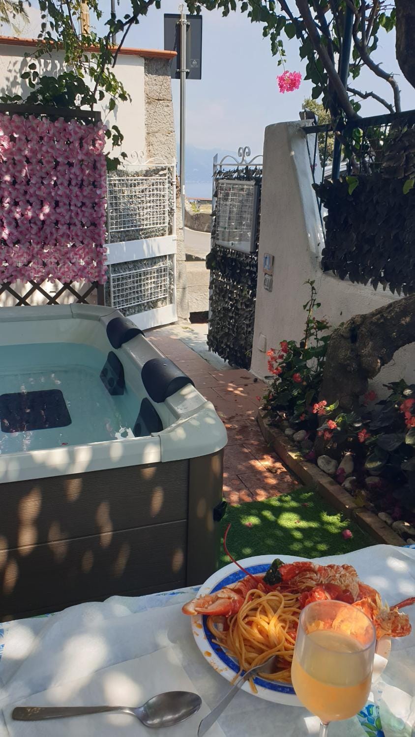 Intera villa ad Amalfi con vista mare e Jacuzzi Villa in Amalfi