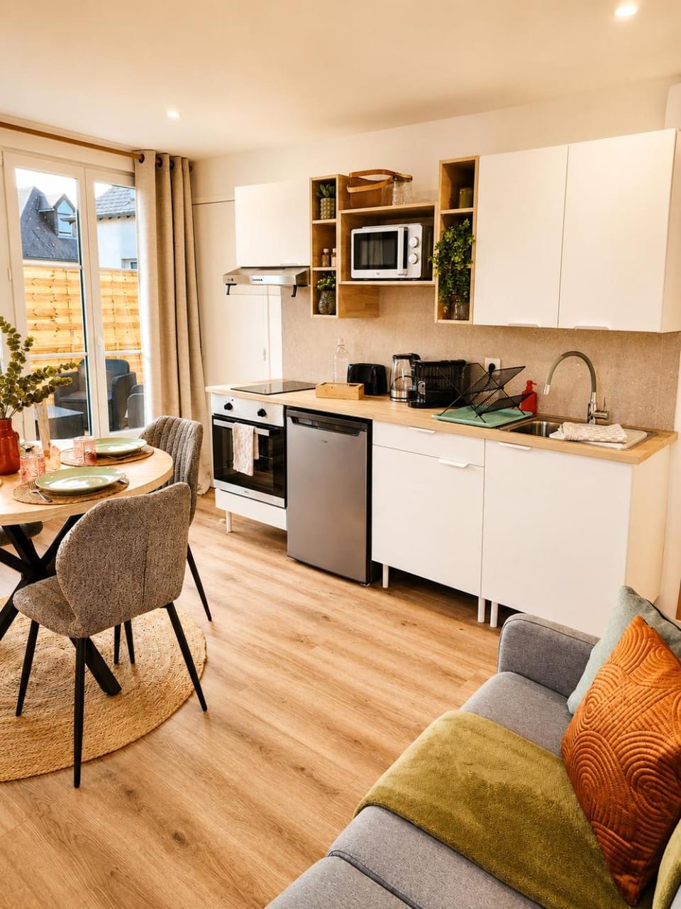 Seating area, Dining area, kitchen