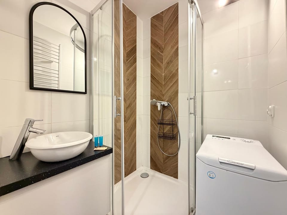 Shower, Toilet, Bathroom, towels