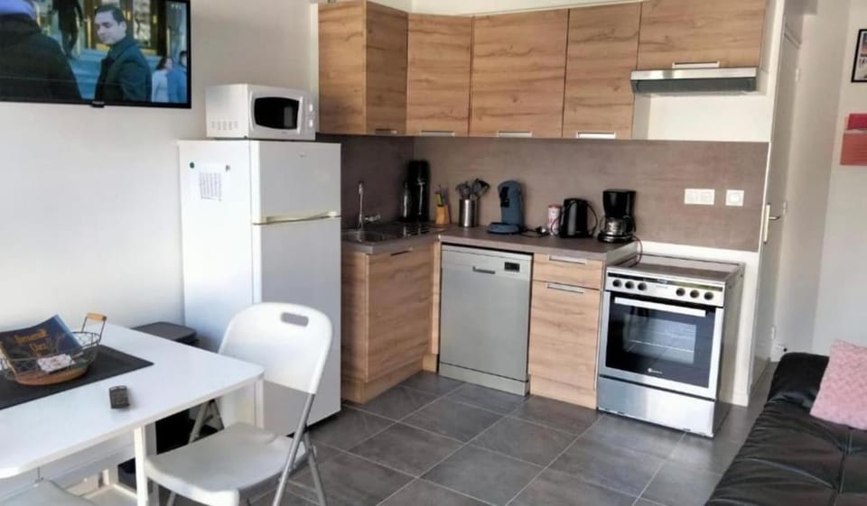 Kitchen or kitchenette, oven, stove