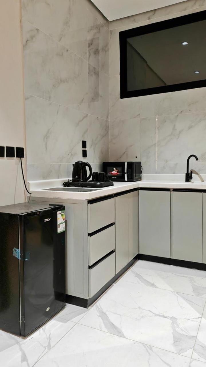 Kitchen or kitchenette, minibar, stove