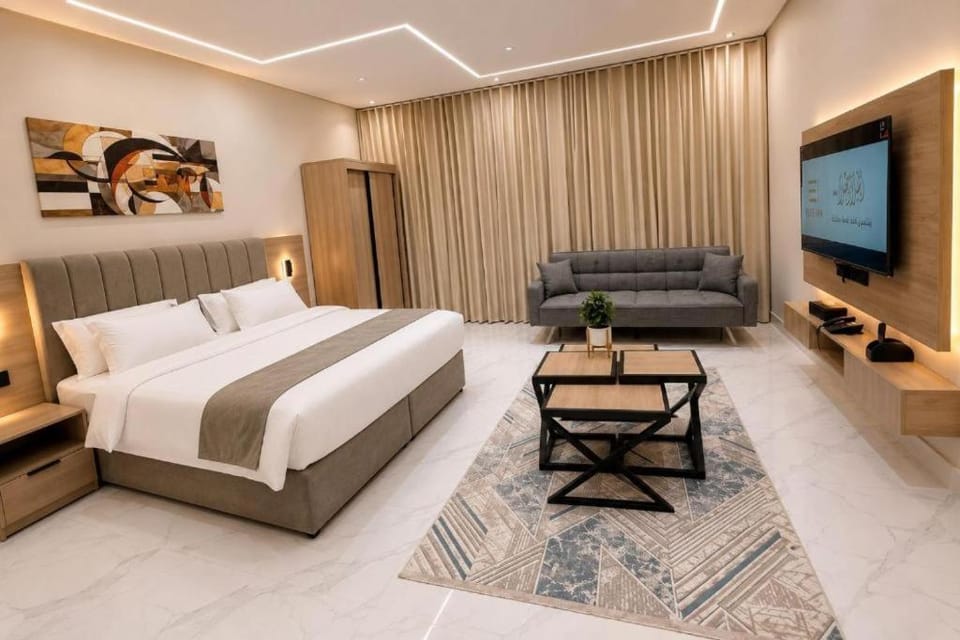 Bed, TV and multimedia, Photo of the whole room, Seating area, Bedroom