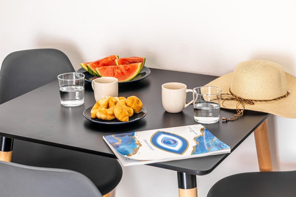 Living room, Food and drinks, Breakfast