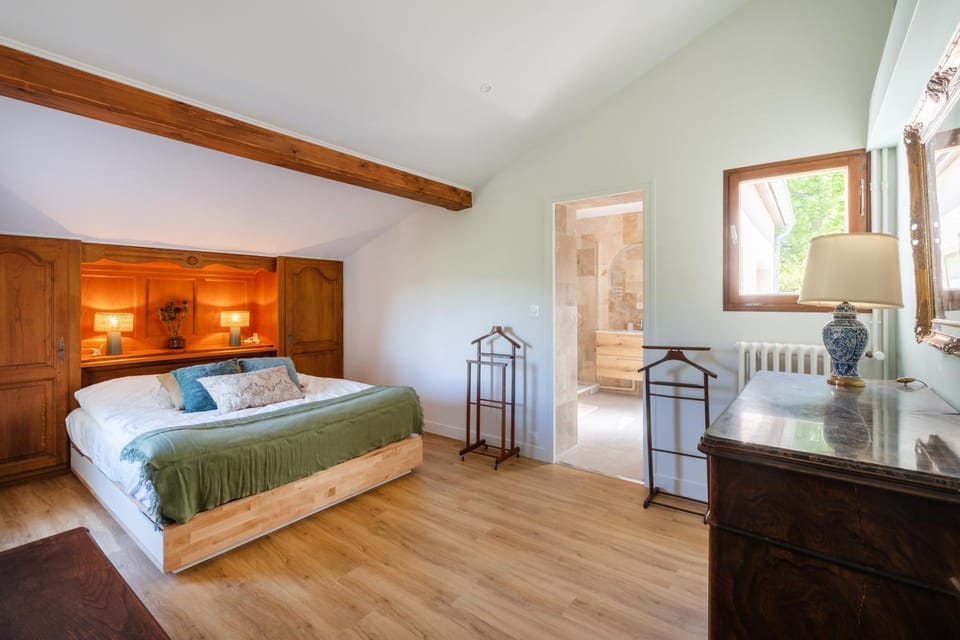 Bed, Bathroom, Photo of the whole room, Bedroom