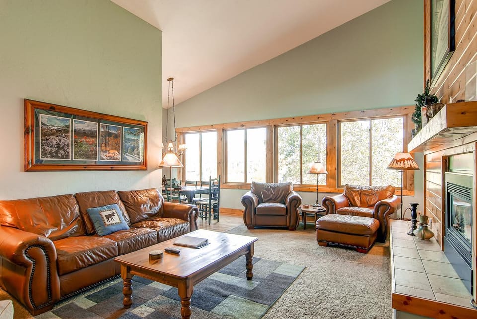 Ski Hill 32-Breck Condo Near Gondola & Main Street with Fireplace and Hot Tubs Apartment in Breckenridge