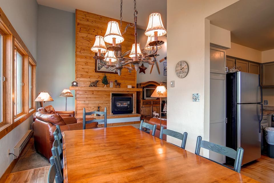 Ski Hill 32-Breck Condo Near Gondola & Main Street with Fireplace and Hot Tubs Apartment in Breckenridge