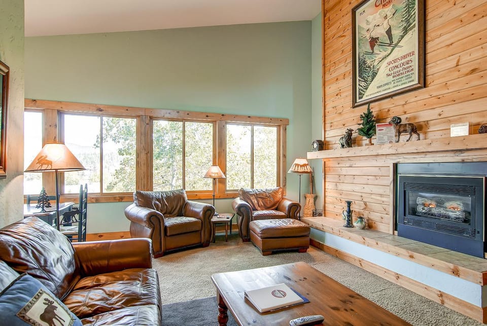 Ski Hill 32-Breck Condo Near Gondola & Main Street with Fireplace and Hot Tubs Apartment in Breckenridge