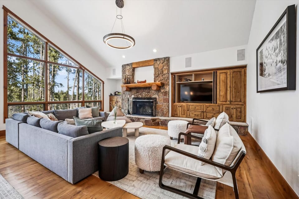Ski Inn, Ski Inn, Ski-In/Out Breck Home with Saltwater Hot Tub House in Breckenridge