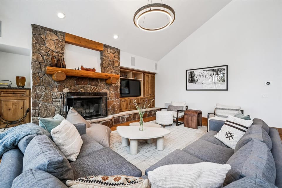 Ski Inn, Ski Inn, Ski-In/Out Breck Home with Saltwater Hot Tub House in Breckenridge