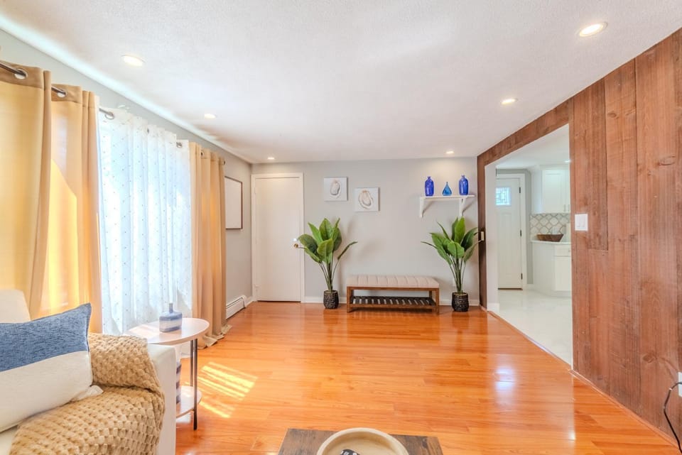 3 Bed 1 Bath with Free Parking near Tufts University Apartment in Somerville