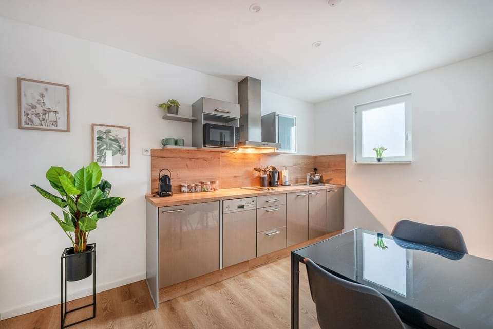 Coffee/tea facilities, Seating area, Dining area, dishwasher, microwave, kitchen