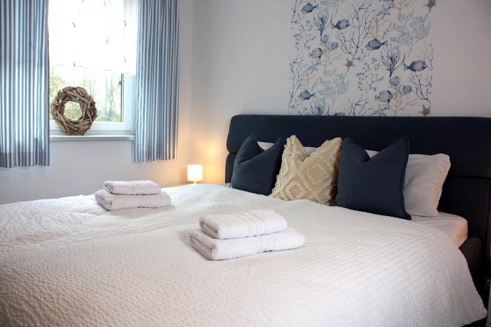 Bed, TV and multimedia, Bedroom, towels