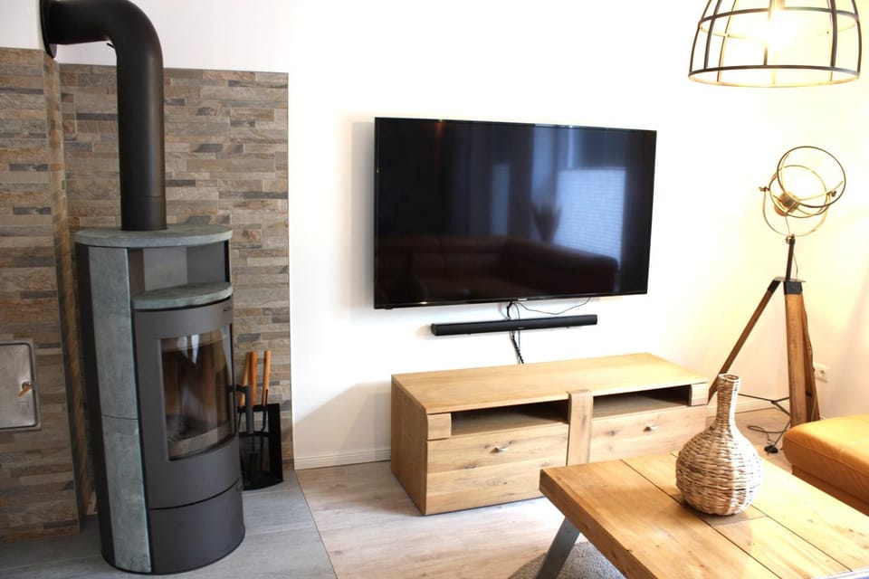 TV and multimedia, Living room, fireplace