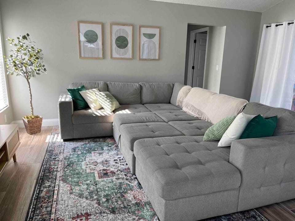 Spacious Home w heated Pool SmartTVs Pool Table House in Riverview