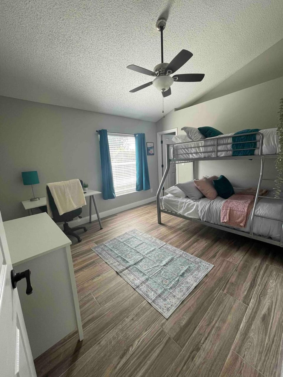 Spacious Home w heated Pool SmartTVs Pool Table House in Riverview