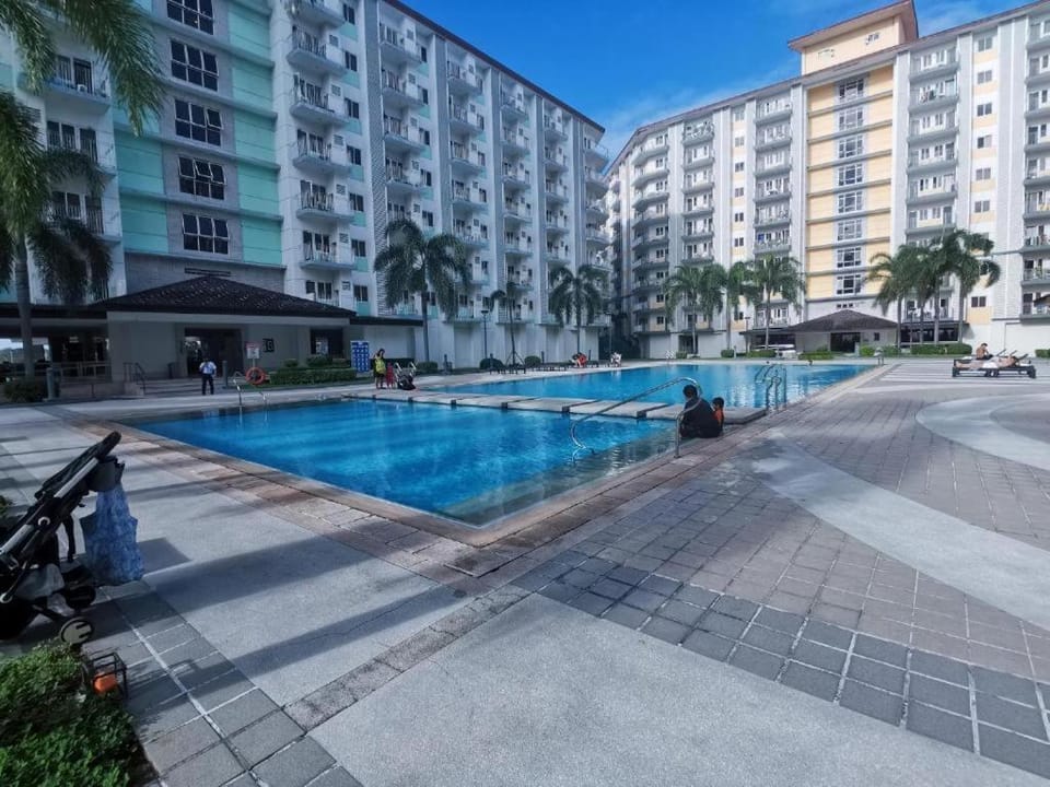 Adam 2 beds condo Apartment hotel in Las Pinas