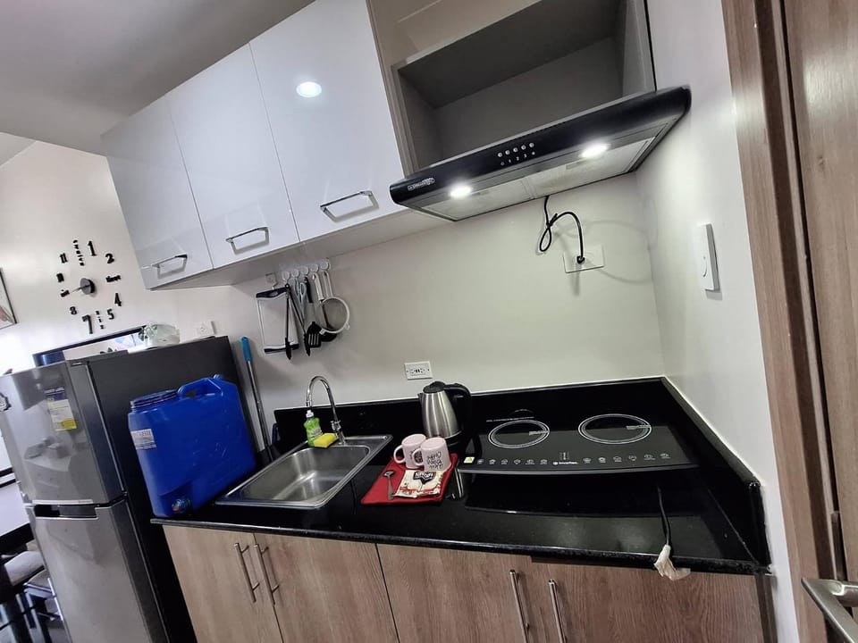 Adam 2 beds condo Apartment hotel in Las Pinas
