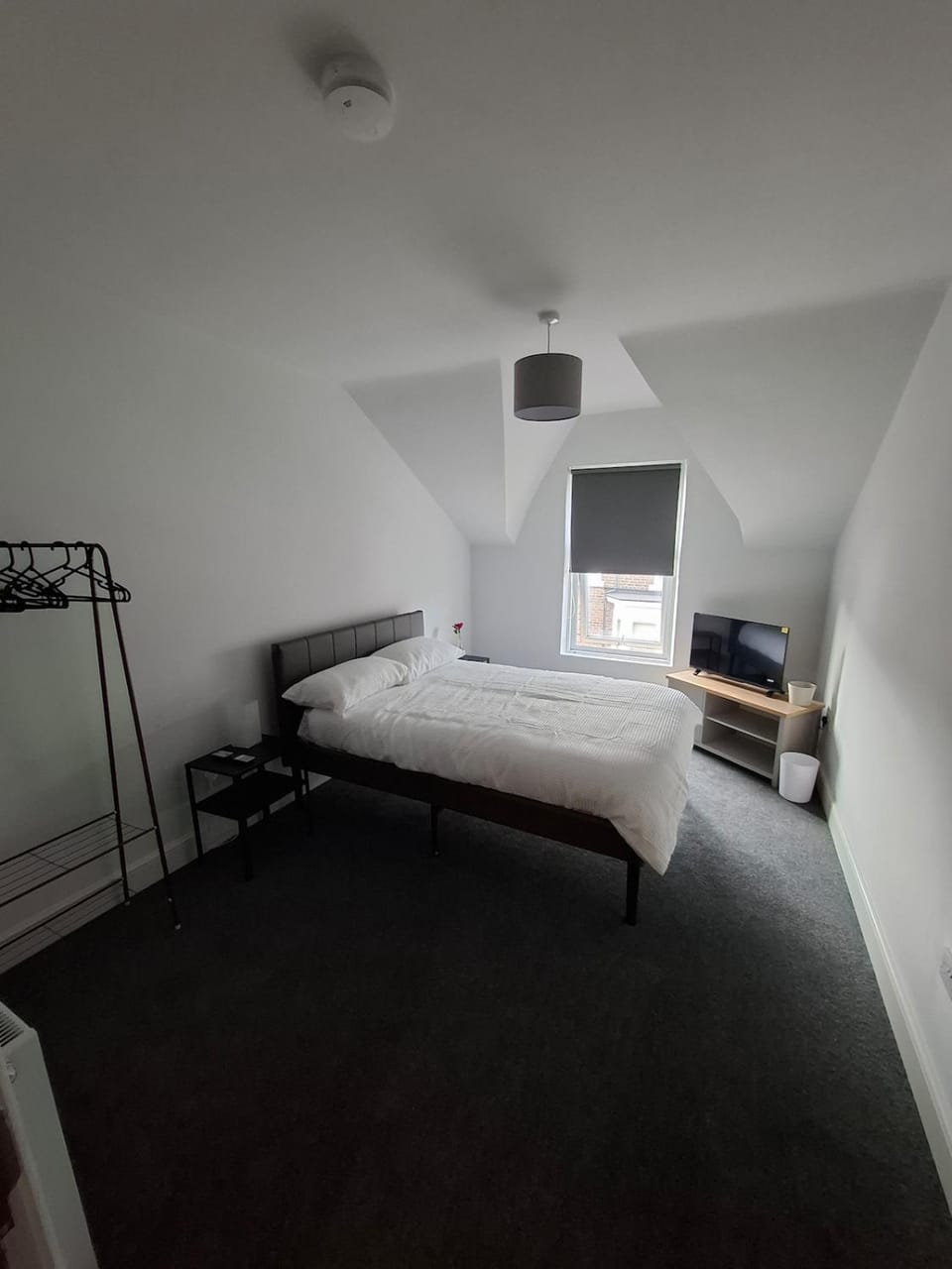 Bed, TV and multimedia, Photo of the whole room, Bedroom