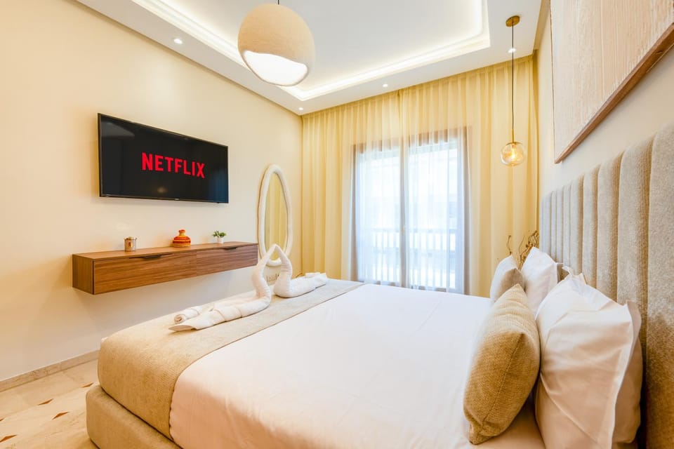 Bed, TV and multimedia, Bedroom