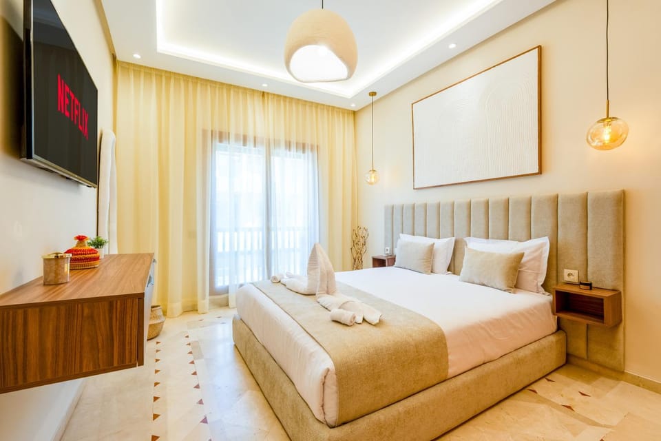 Bed, TV and multimedia, Bedroom