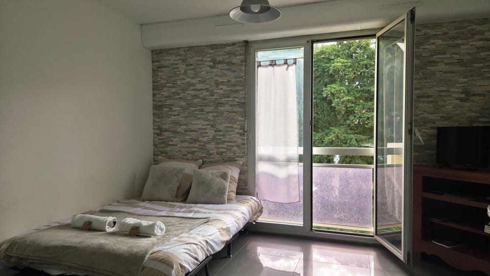 Bed, Photo of the whole room, towels