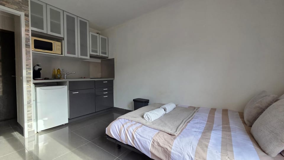 Bed, Kitchen or kitchenette, stove