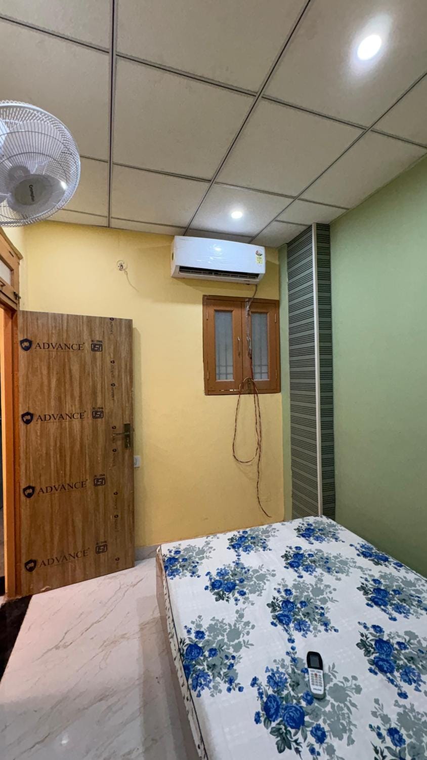 Photo of the whole room, Bedroom, air conditioner